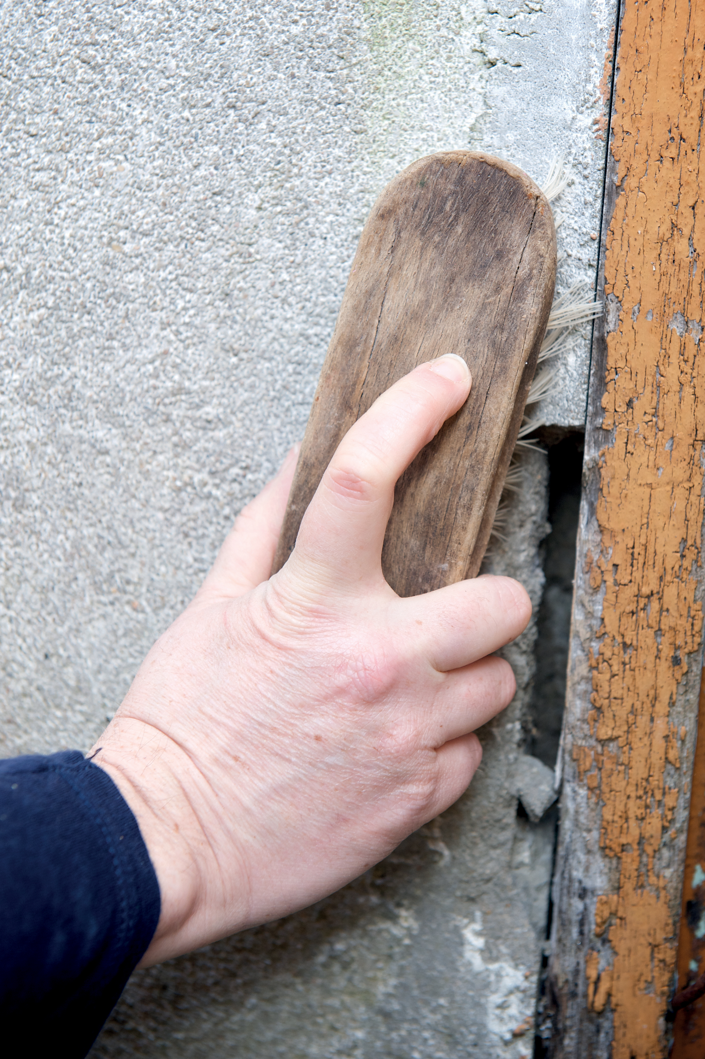 Réparer une porte et un mur extérieur fissuré