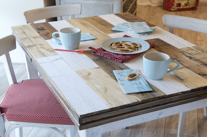 Relooker une table avec des jeux de teintes boisées