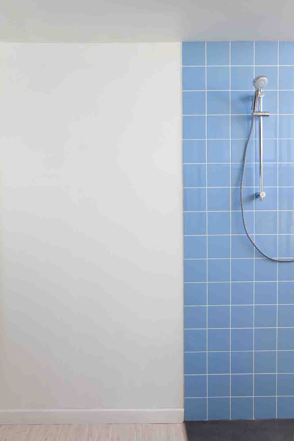 Traiter les murs de la salle de bains contre la condensation