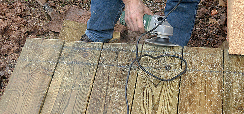 Egaliser les bordures d'une terrasse en bois :