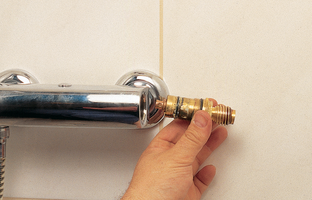 Remplacer l'élément thermostatique d'un mitigeur de douche