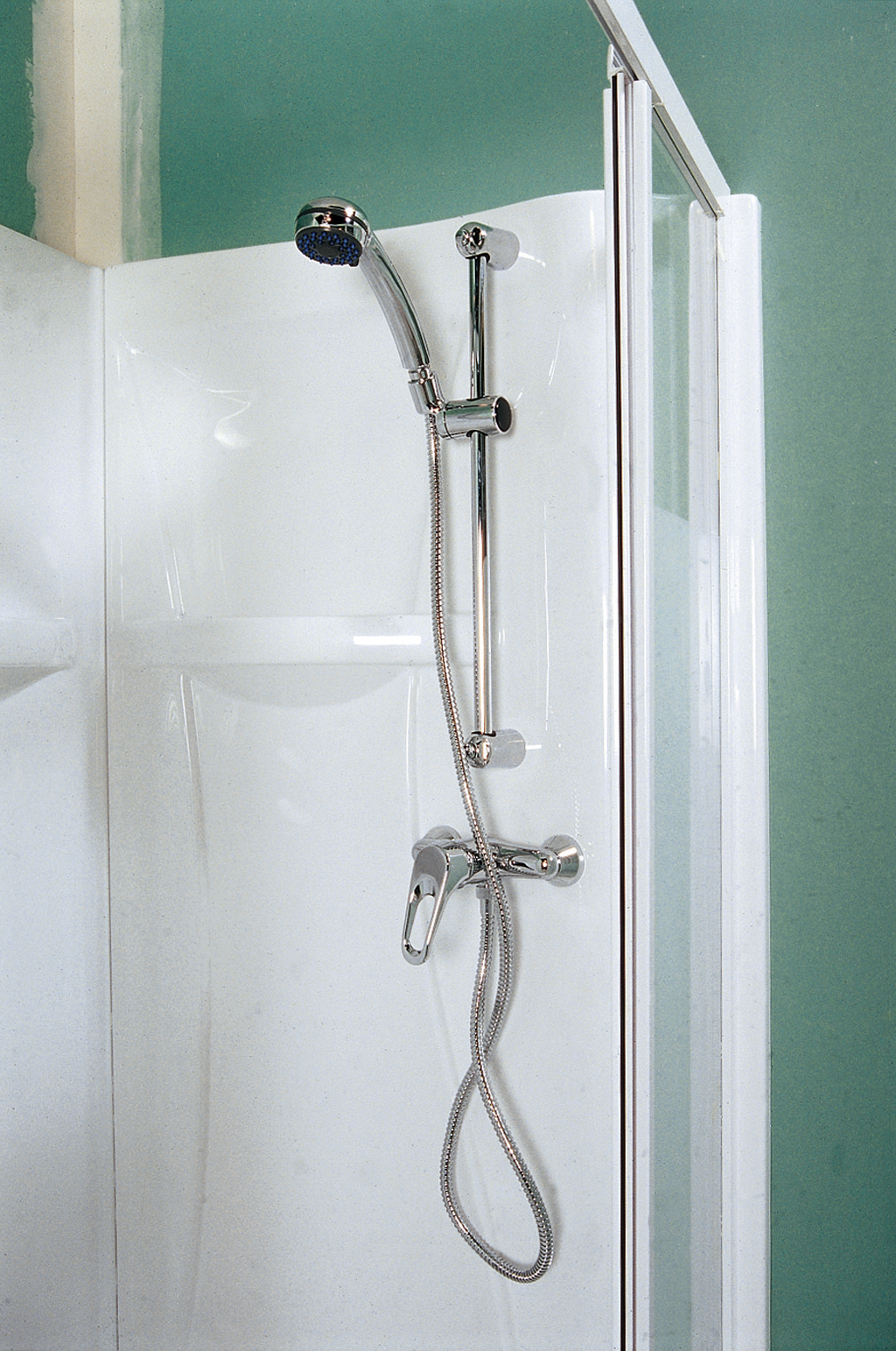 Fixer la robinetterie d'une douche intégrée