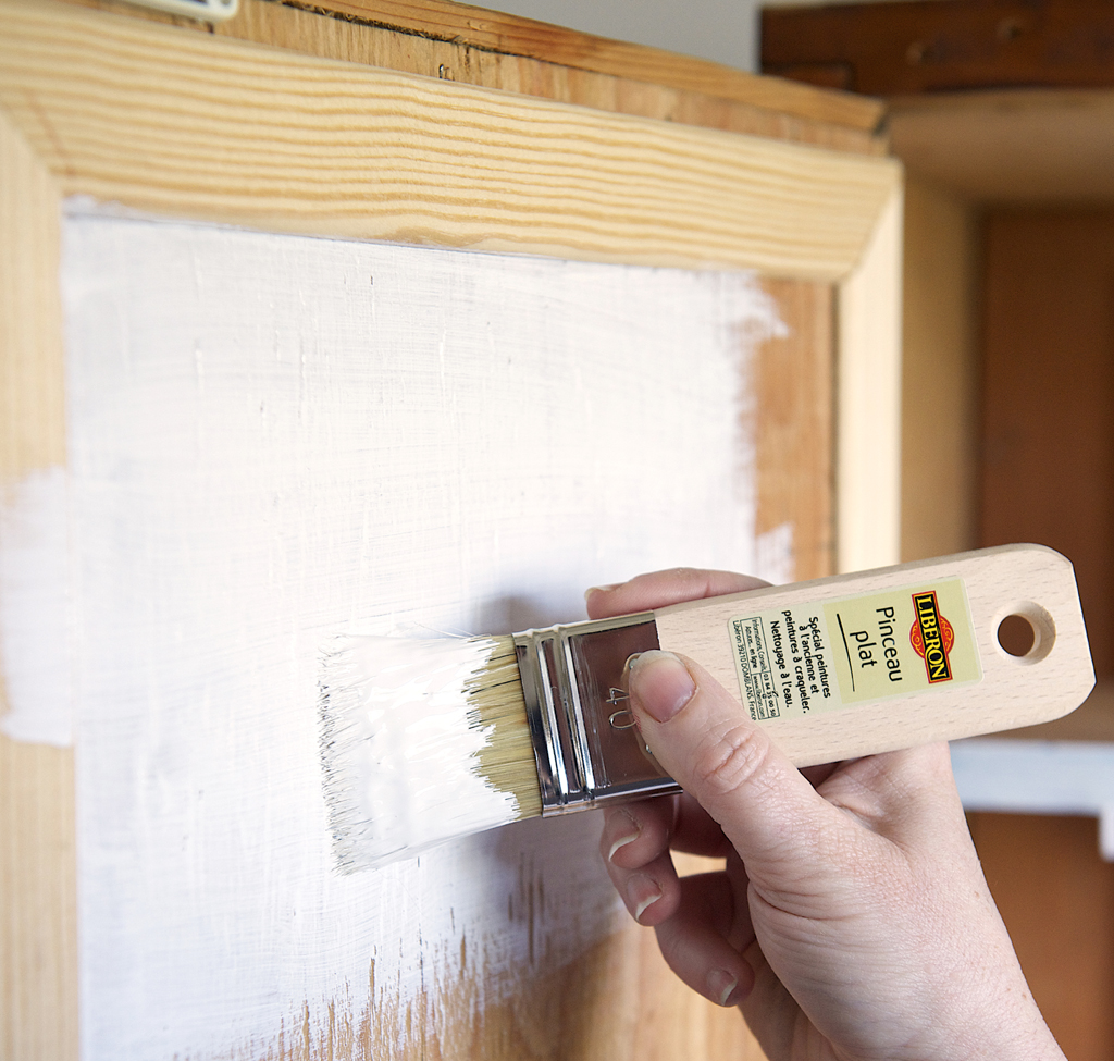 Relooker une vieille armoire avec de la peinture caséine
