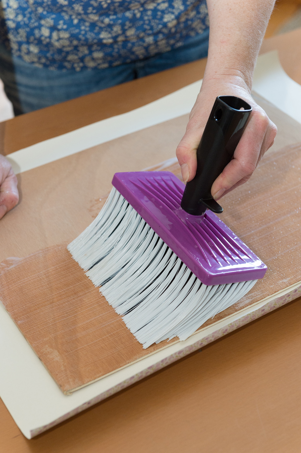 Fabriquer des sets de table avec des chutes de papier peint