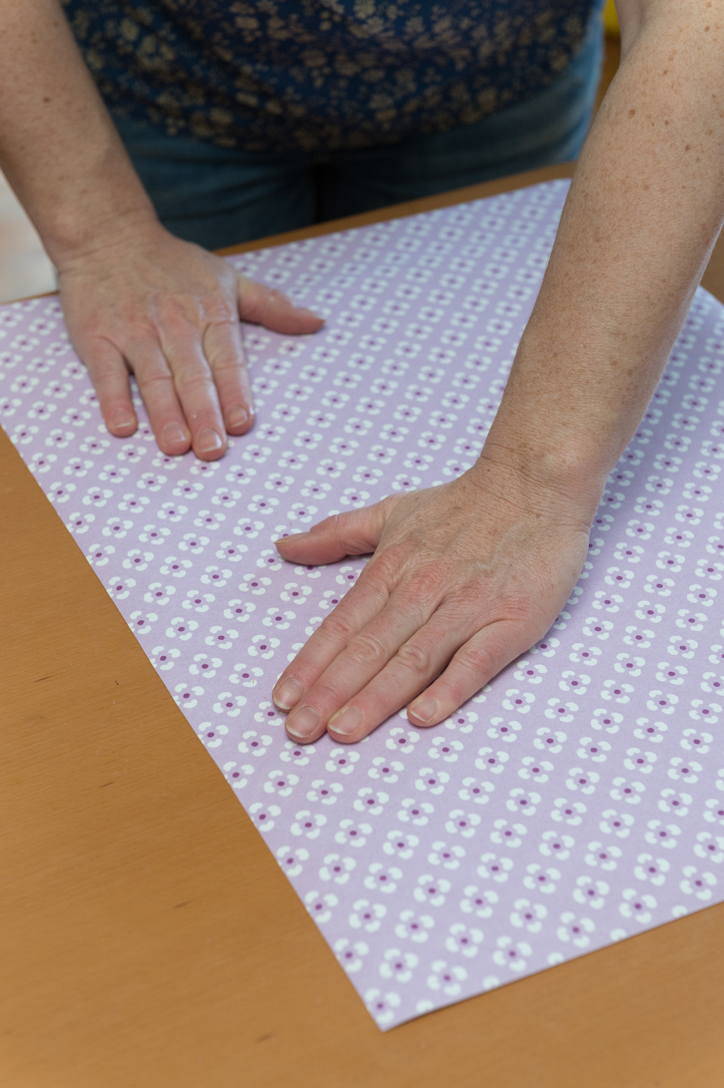 Fabriquer des sets de table avec des chutes de papier peint