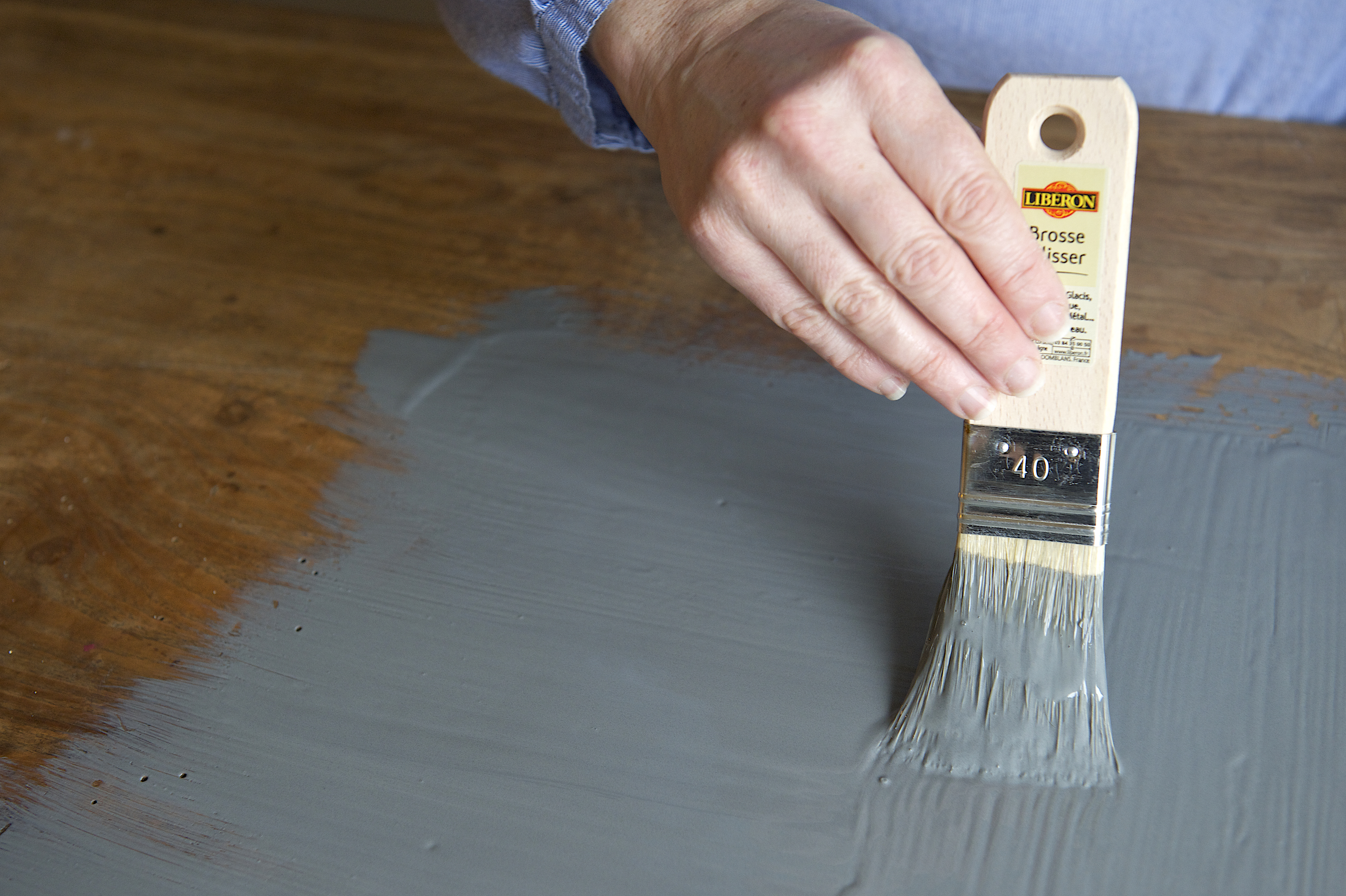 Servez-vous d’un papier de verre pour frotter le plateau en suivant le sens des fibres du bois. Ensuite, après avoir enlevé les poussières, enduisez la partie de la peinture à effet ardoise, puis passez un coup de chiffon après le séchage.