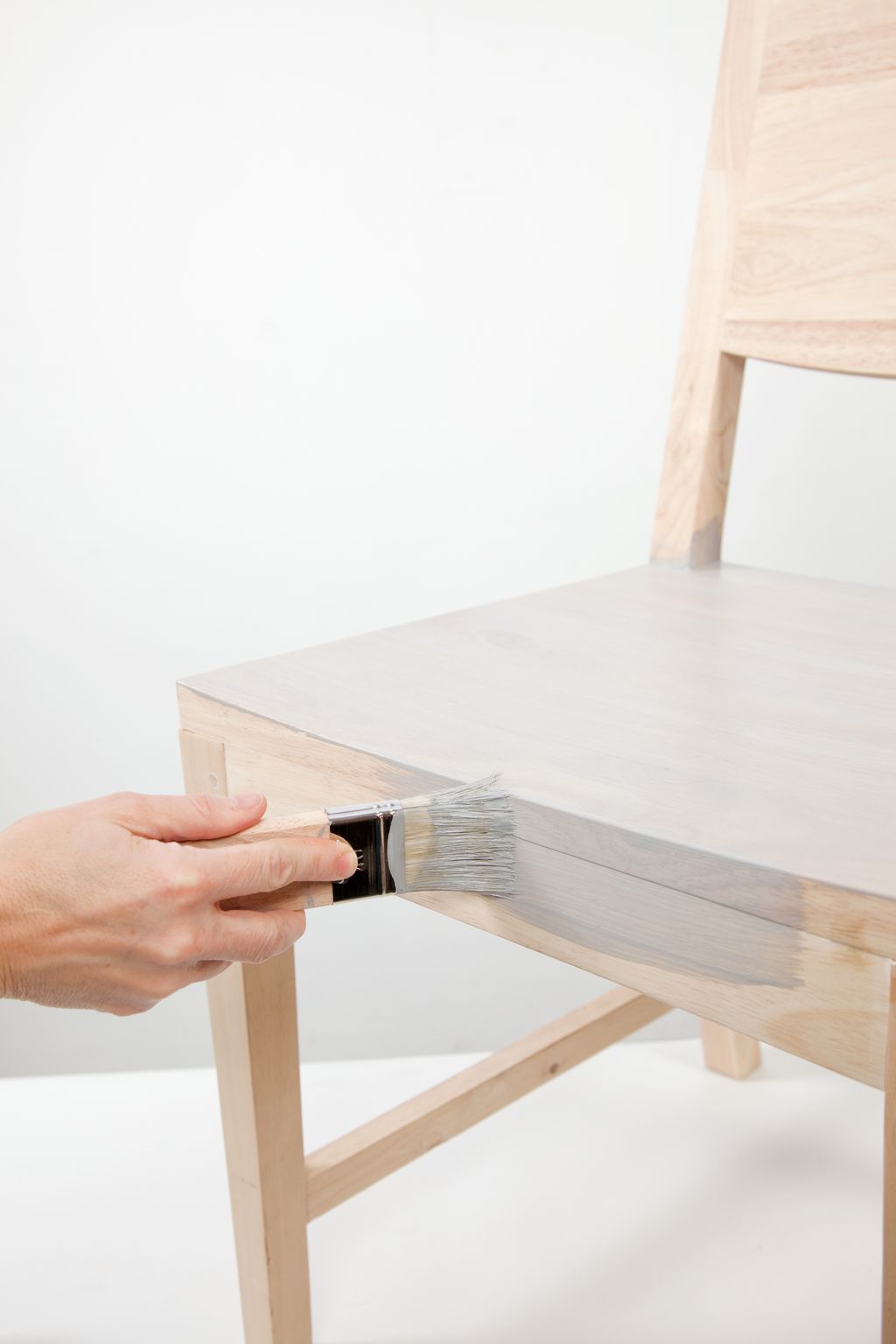 Appliquer une peinture à effet sur une chaise