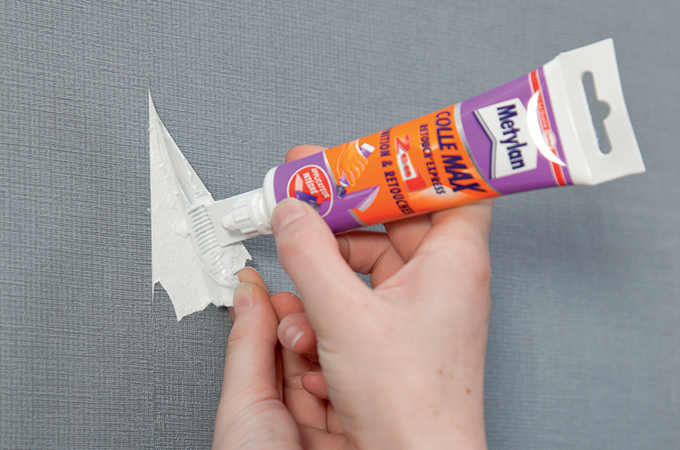 Réparer une déchirure de papier peint