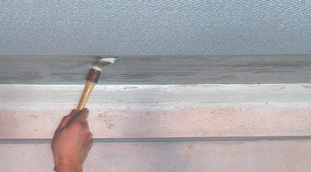 Papier peint : tapisser en commençant par le plafond