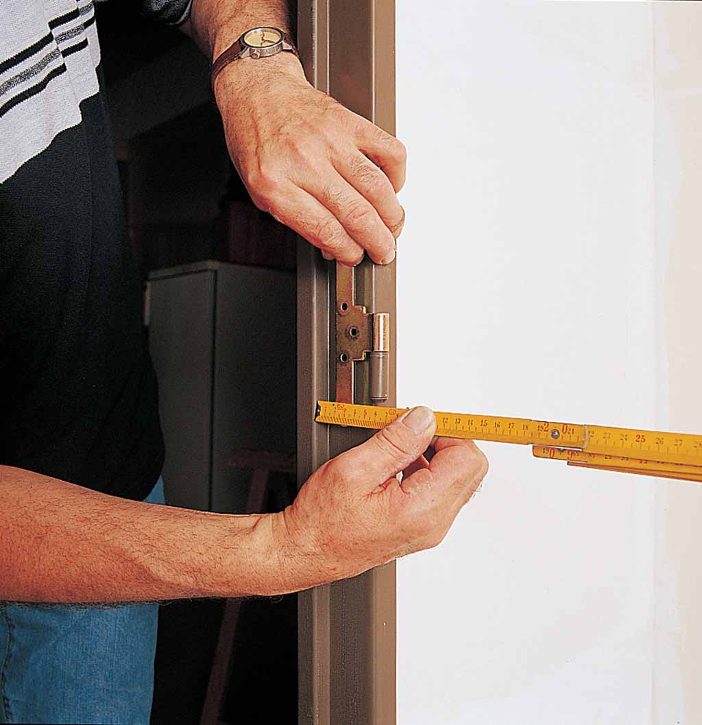 Poser une porte dans une huisserie métallique :