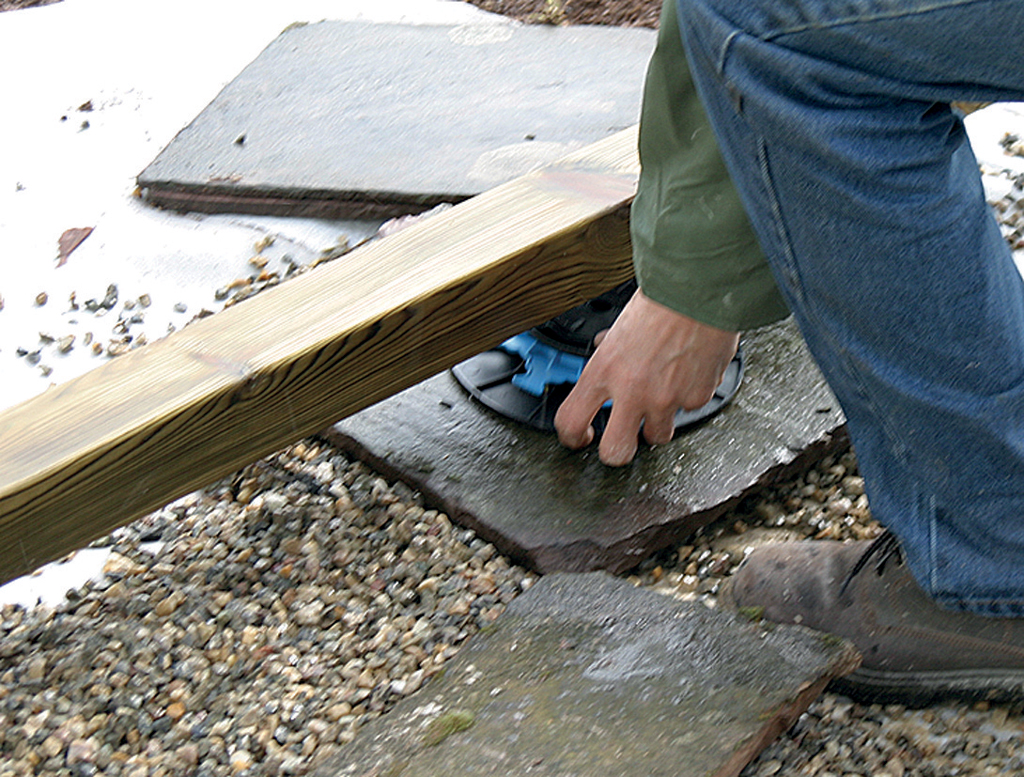 Poser une terrasse en bois : combler les creux