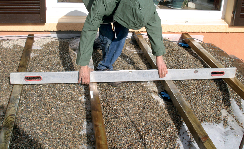 Poser une terrasse en bois : combler les creux