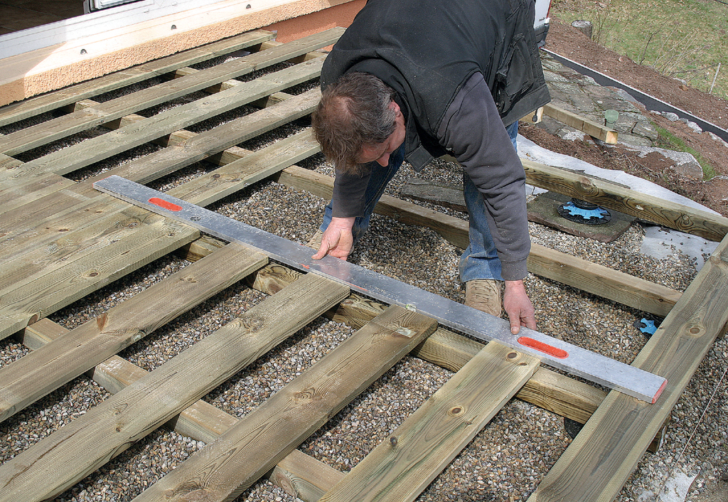 Comment mettre en place les lames d'une terrasse en bois ?