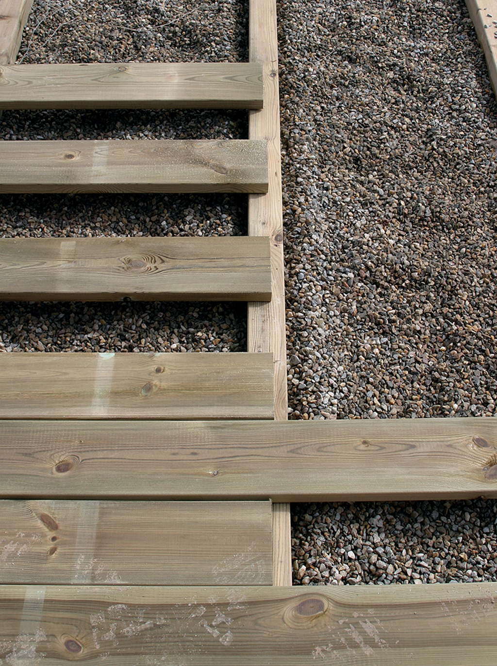 Comment mettre en place les lames d'une terrasse en bois ?