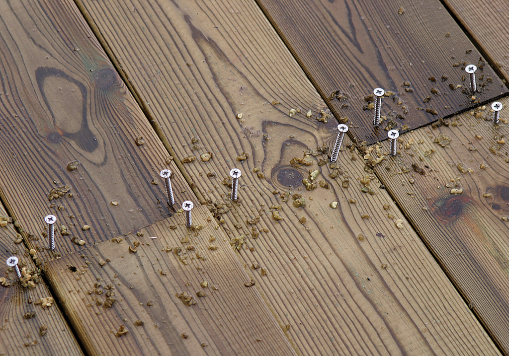 Visser les lames d'une terrasse en bois :