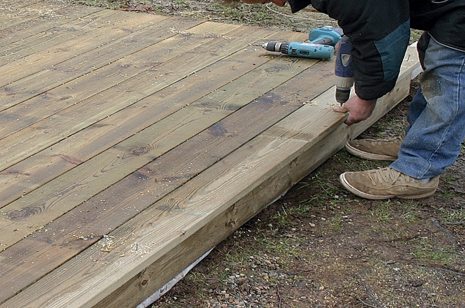 Poser les plinthes de finition d'une terrasse en bois :
