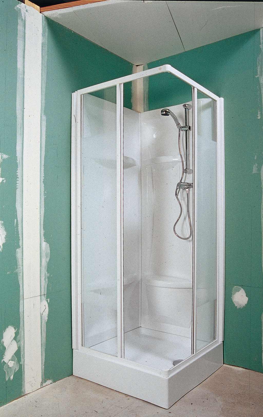 Fixer la robinetterie d'une douche intégrée