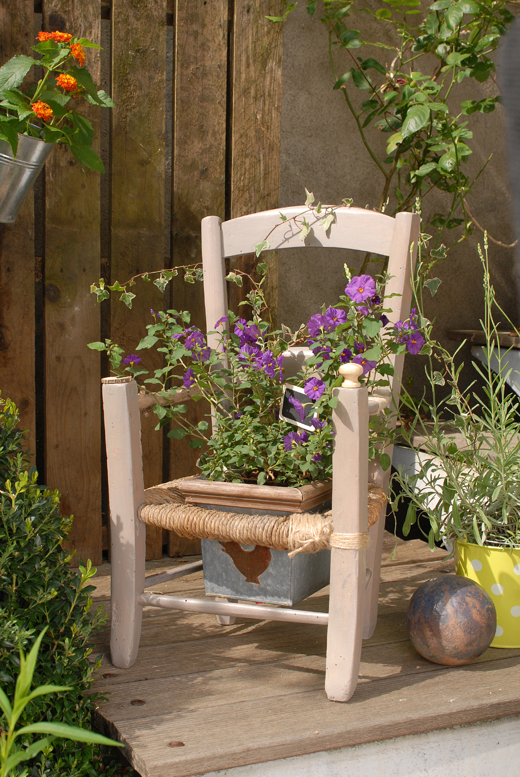 Transformer une chaise en pot de fleurs