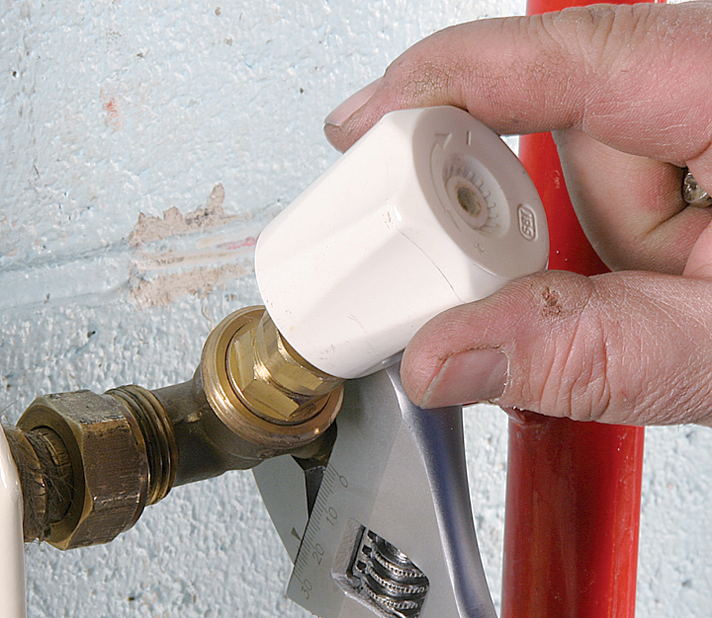 Remplacer un robinet simple de radiateur par un robinet thermostatique