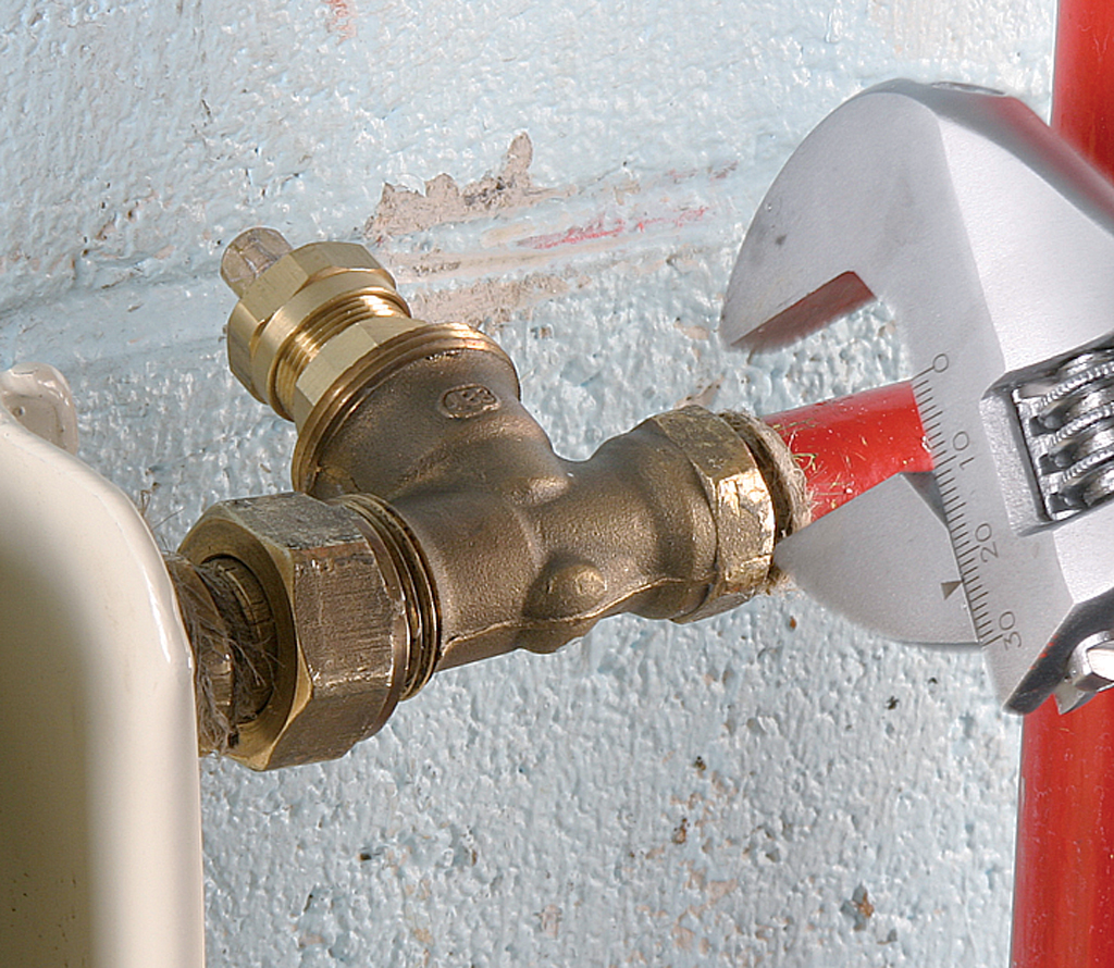 Remplacer un robinet simple de radiateur par un robinet thermostatique